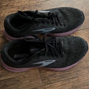 Brooks athletic shoes size 7.